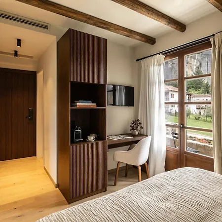 Mones 3* קסטרקיון