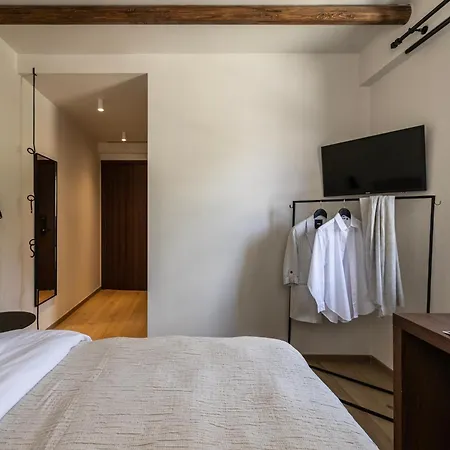 Mones קסטרקיון